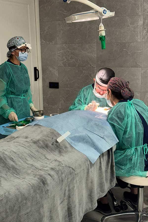 Equipo medico realizando cirugia de injerto capilar en quirofano en Barcelona